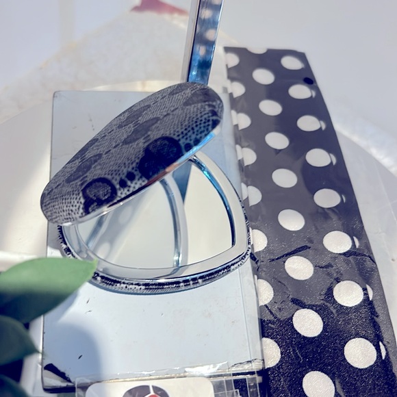 Kate Spade Satchel & Wallet likenew Free Twilly,Earrings,Necklace & Heart Mirror - Picture 7 of 17